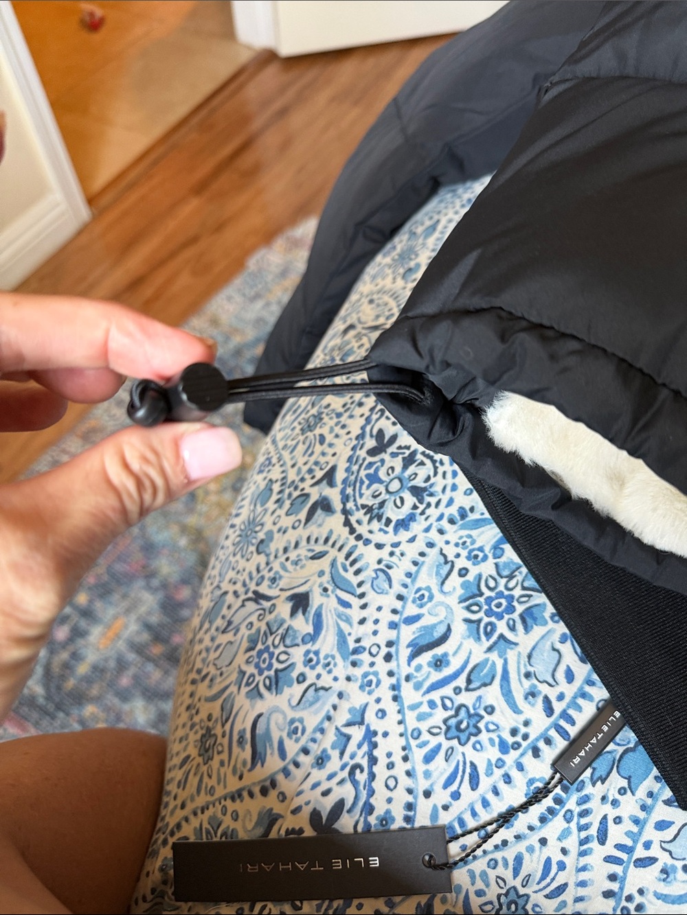 Hollister Black Puffer Jacket with Cream Faux-Fur lining inside and on the Hood - Picture 10 of 10